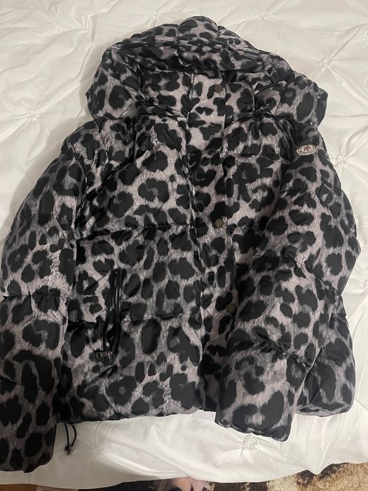 Vând geacă cu eticheta