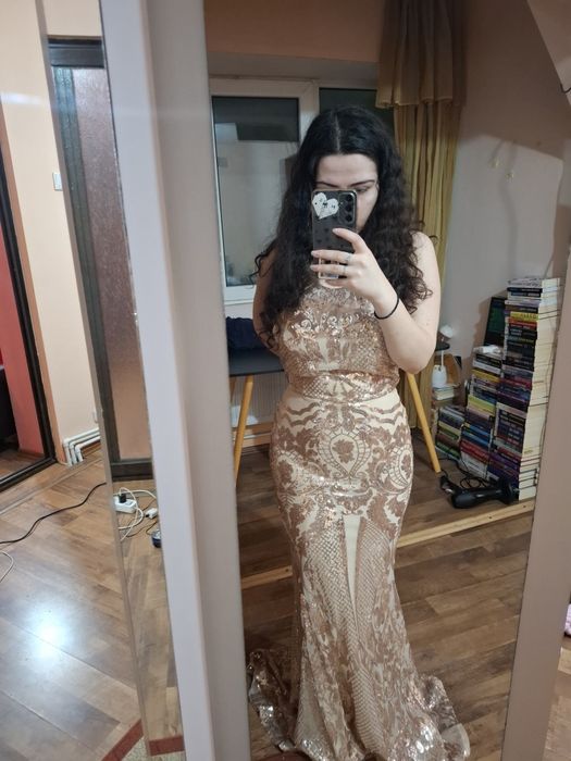 Rochie de eveniment, stil sirena, potrivita unui xs-s (pe mine nu ma cuprinde la spate)