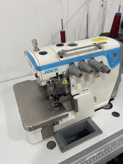 Срочно! Оверлок, Е 4S сатылады!