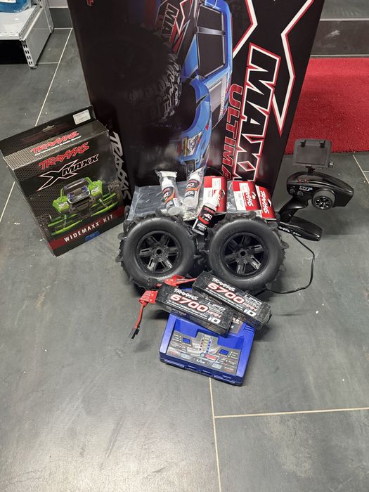 Traxxas X-Maxx Ultimate 8S + 2 LiPo 6700mAh + încărcător dual + roți paddle + WideMaxx