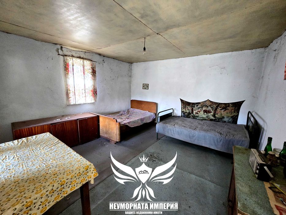 Продавам едноетажна къща с постройки 120РЗП с 997кв двор село Ахматово