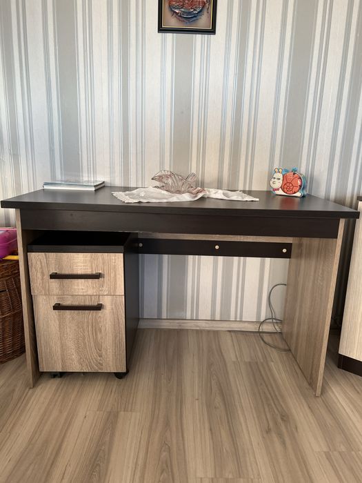 Стилно Бюро с шкаф