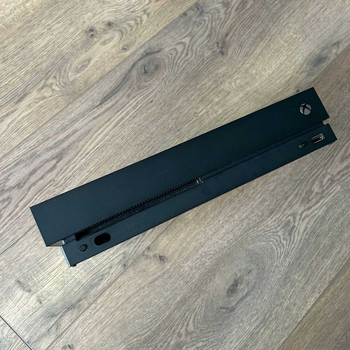 Xbox One X 1TB + 1 Controller + Cabluri