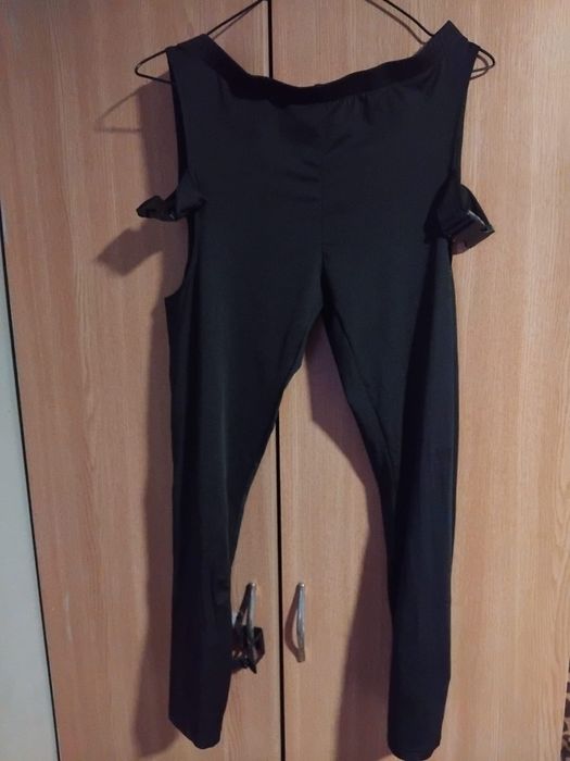 Compleu pantaloni de piele si top elegant