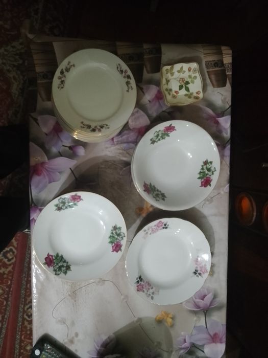 Продаю тарелки мелкие 16, глубокий 12, суповые 3, салатницы