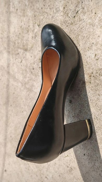 Vând pantofi eleganți