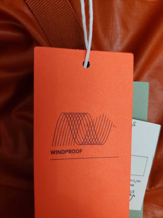 Jacheta rezistenta la vant