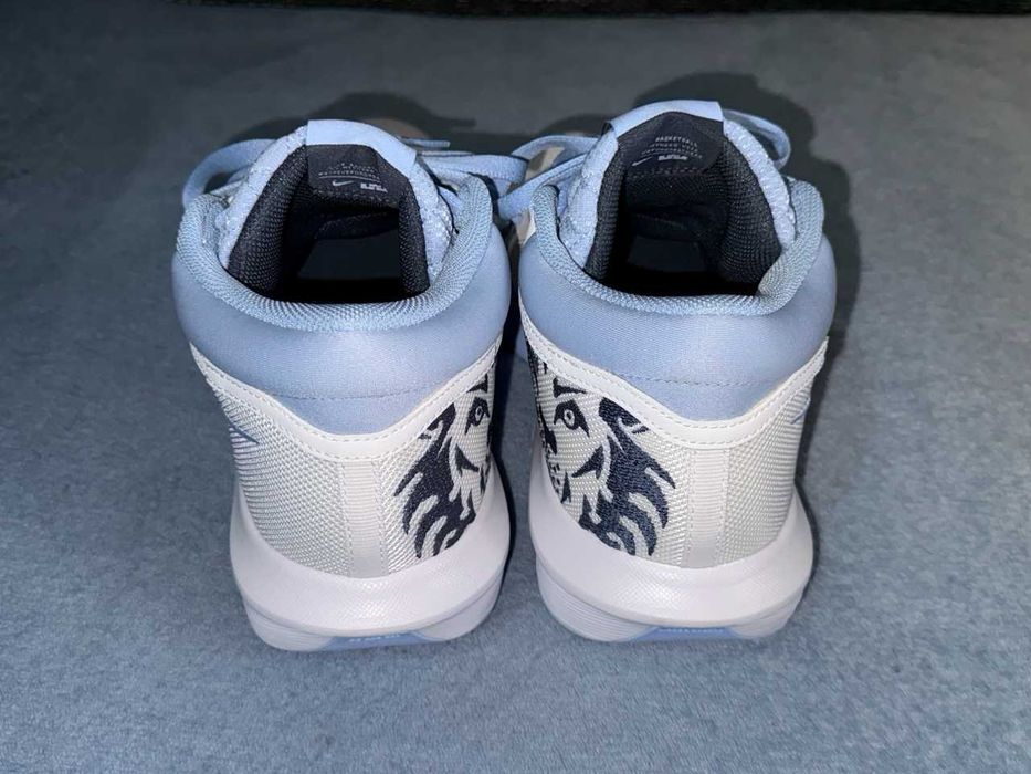 Adidași baschet Nike LeBron Witness 8 'UNC', Mărimea 44.5