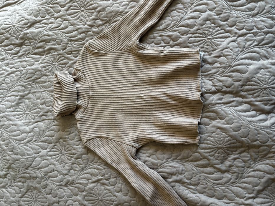 Бежов кроп топ с поло