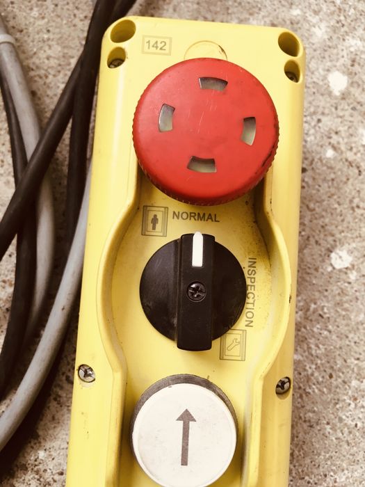 Telecomanda, comanda cu fir