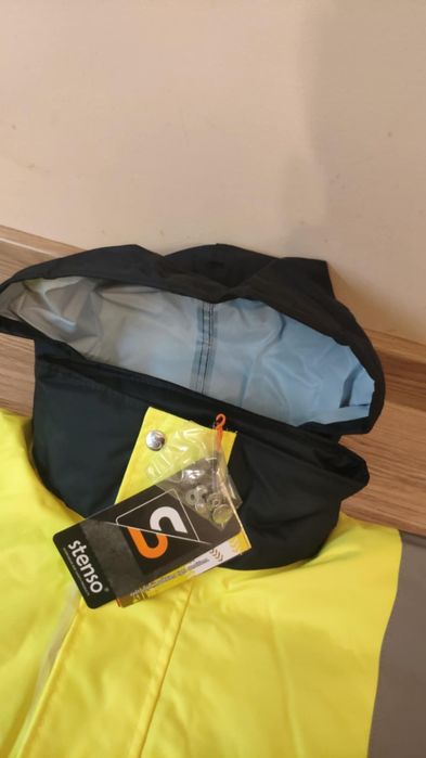 Водоустойчиво яке със светлоотразителни ленти и качулка