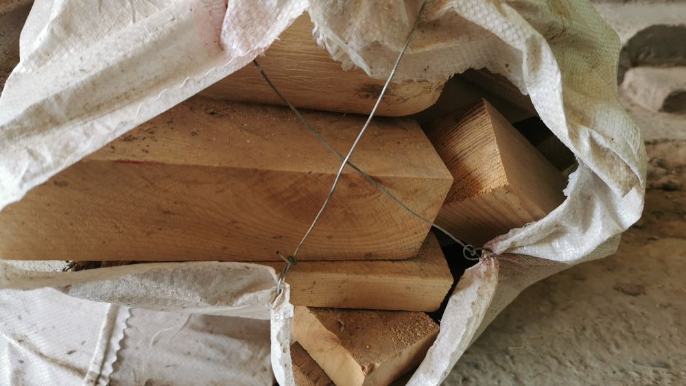 Сухие дрова в мешках