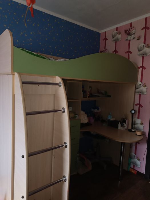 Кровать 2х ярусная, со столом и шкафом