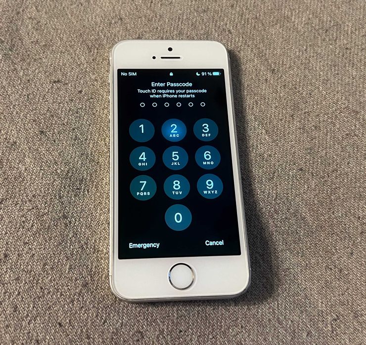 iPhone SE 16GB Silver, functioneaza dar este blocat cu parola