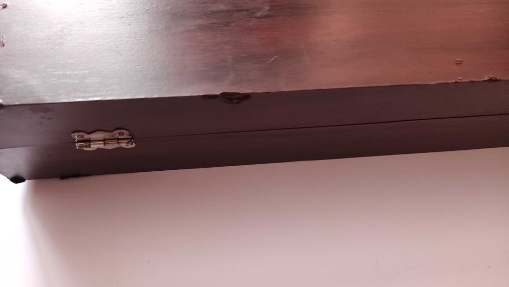 Комплект големи масивни кухненски прибори за готвене в дървен куфар