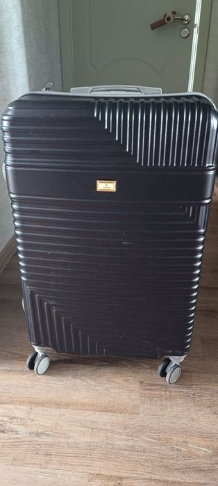 Чемодан пластиковый.