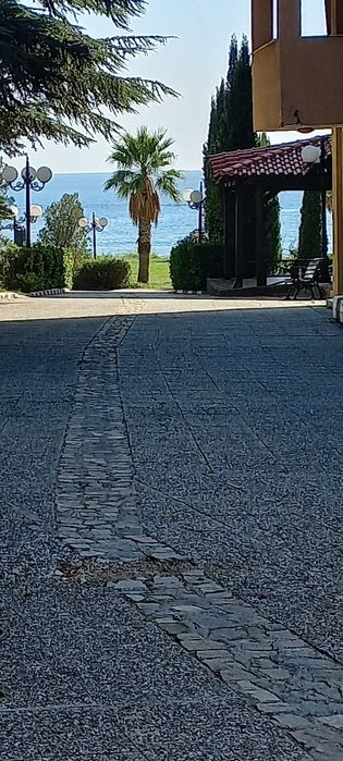 Дава се под наем Двустаен апартамент в к.к. Елените - 56 кв.м за 612 € - Снимка #1