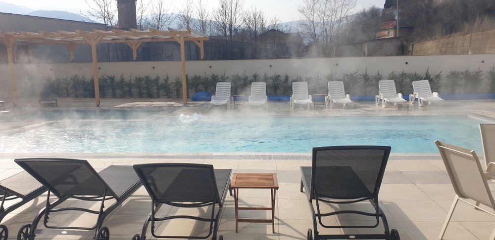 Луксозун Апартамент  за нощувки частен комплекс с два минерални басейни. Апартамента е с две спални и две огромни тераси и голям хол  96кв.м