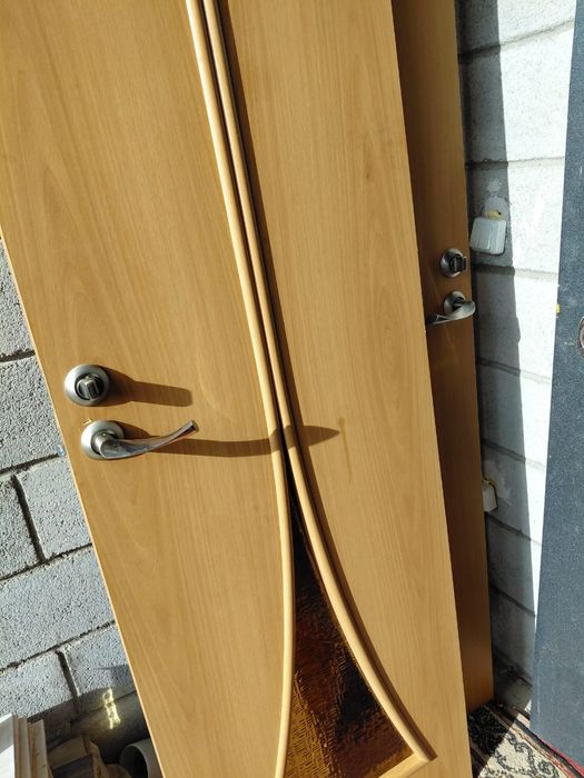 Двери б/у деревянные