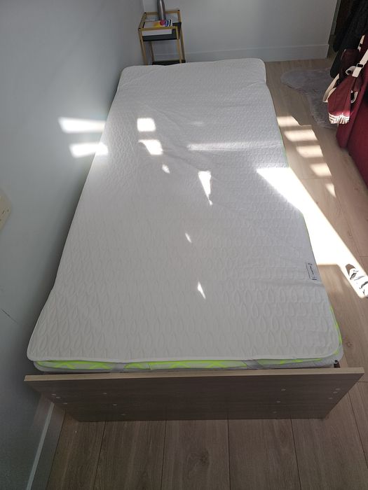 Продам кровать с матрацем