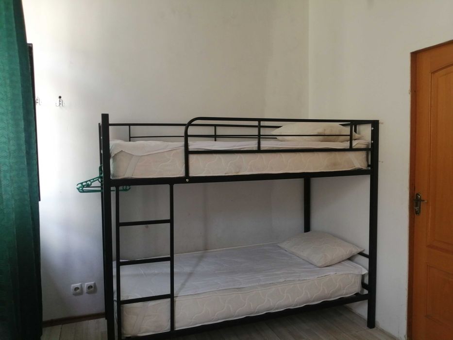 продам 2-х ярусный железный кровать с матрасом