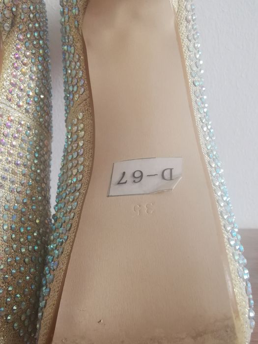 Продам туфли со стразами
