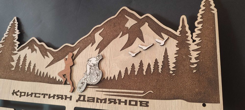 Персонализирана поставка за медали и с рафче за купи.