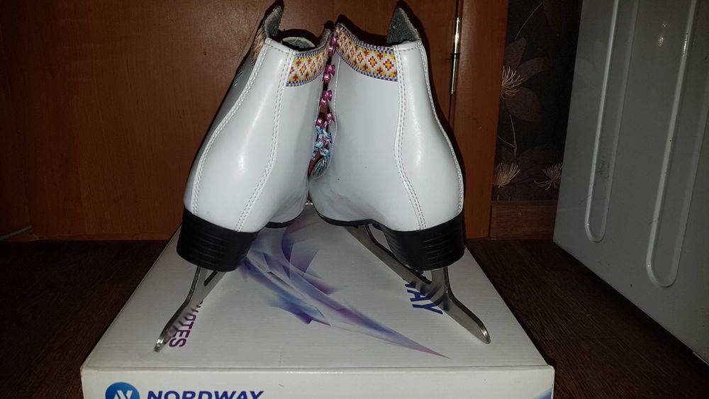 Коньки женские фигурные.