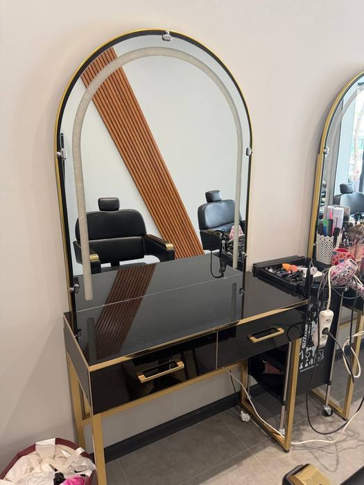 Stilistlar uchun oyna va kreslo