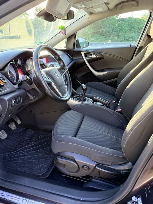 Vând Opel Astra J Sports Tourer