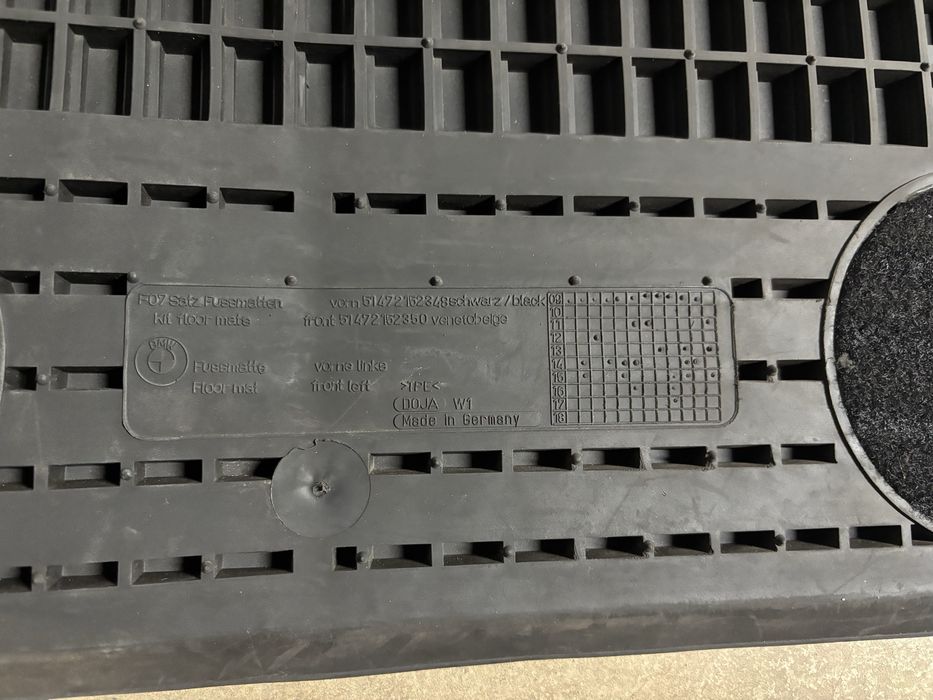 Оригинални BMW гумени стелки за BMW 5 GT F07 (2009–2017), OEM 51472152350 / 51472152348.