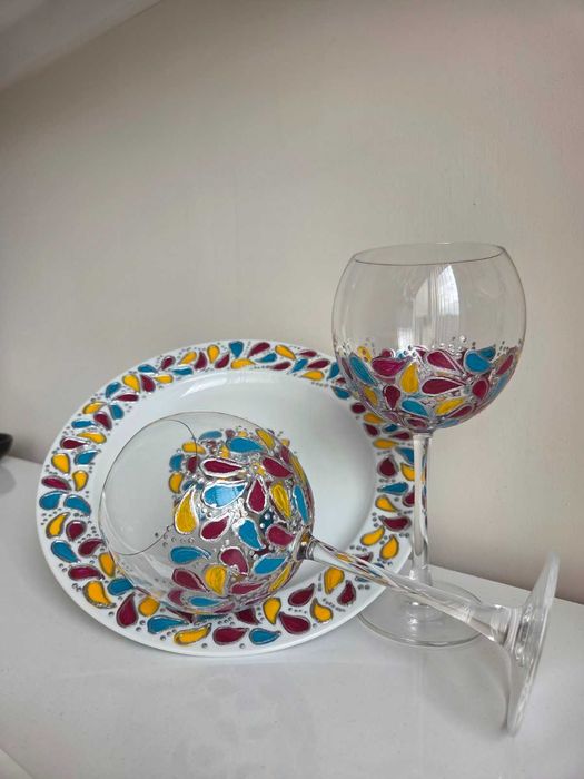 Сет две чаши за вино и чиния за сирена