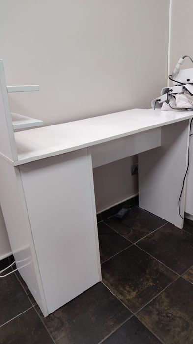 Стол маникюрный  продается