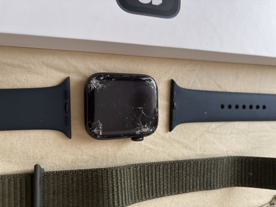 Продаю Apple Watch SE 2 с разбитым стеклом