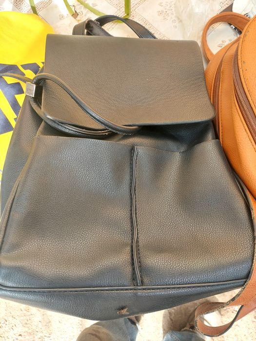 Vând trei rucsacuri și o geantă