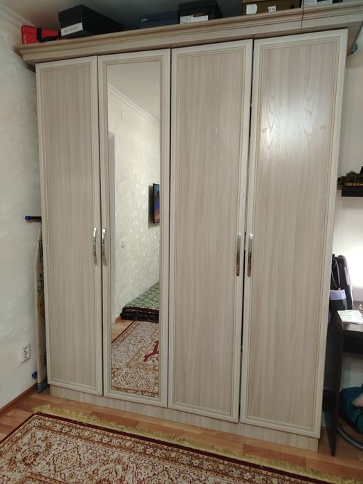 Шкаф светлый большой