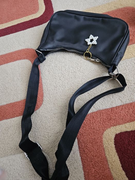 Практична черна чанта за всеки ден