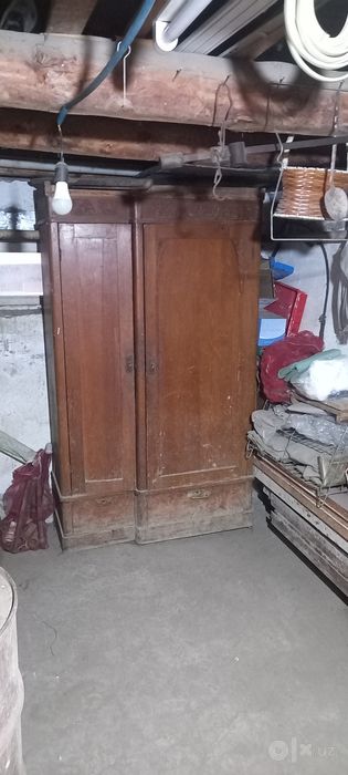 Антиквар шкаф сотилади.