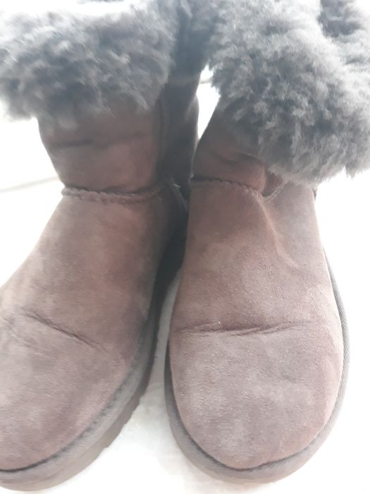 De vanzare           ugg