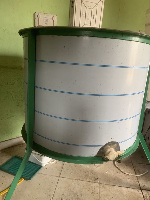 Продавам 24- рамкова центрофуга! В много добро състояние!