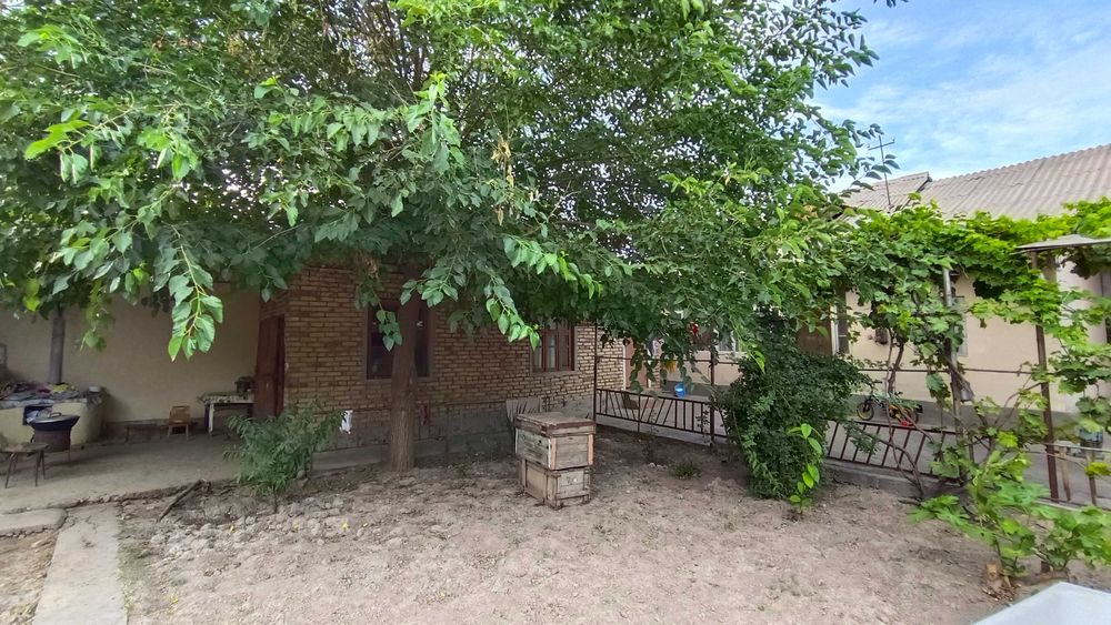 Бўка шахри марказида ховли уй сотилади