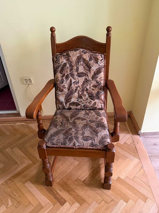 Vand scaune  8 buc si 2 banchete de 3 locuri  de stejar masiv