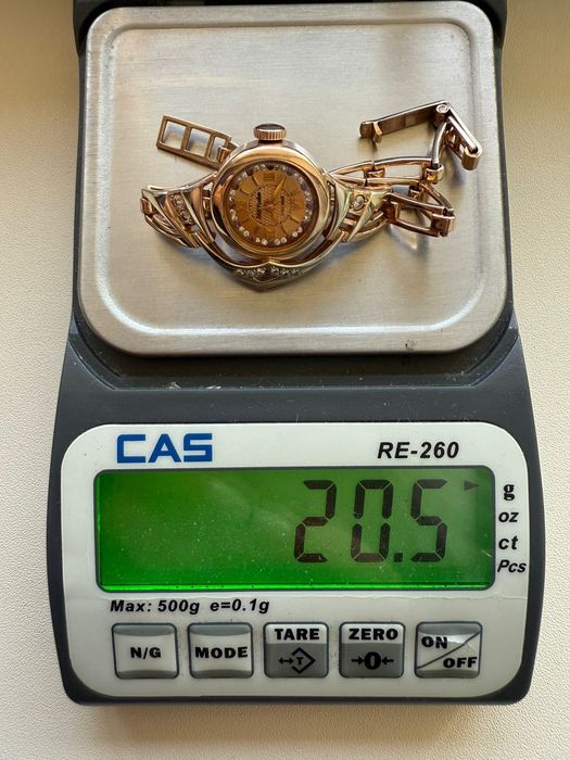 Продаю золотые часы.