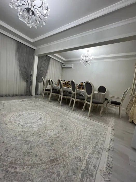 между  мечетями: Кух ота, Термизий, Тахтапул.
Чорсу, Ривьера Корзинка,