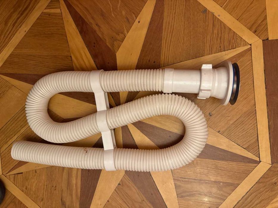 Раковина белая с пьедесталом фирмы Fabia