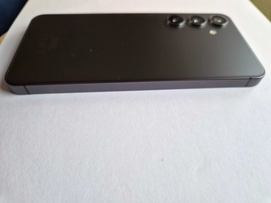 Продавам телефон Samsung Galaxy S24 8Gb/256GB Onyx Black  като нов