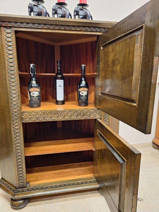 Винтидж ъглов шкаф с богата дърворезба