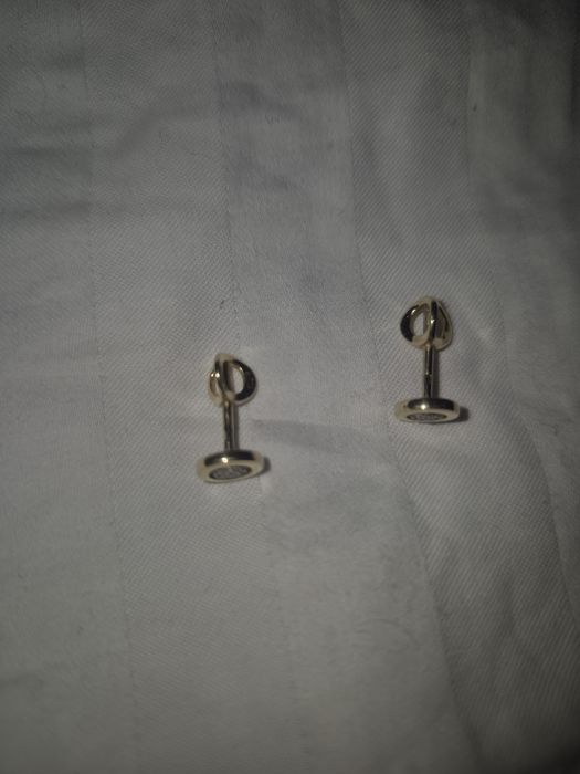 Золотые гвоздики с бриллиантами.