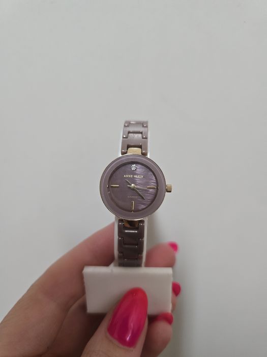 Часовник Anne Klein с диамант