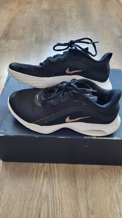 Дамски Маратонки Nike
COURT AIR MAX VOLLEY